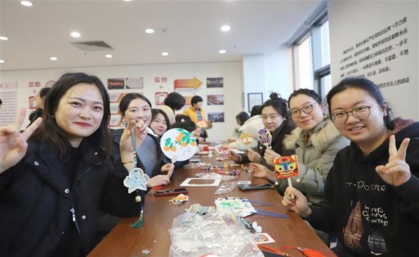 巧手剪福笔墨迎春 非遗雅韵润泽心田——威海产投集团举办民俗文化活动